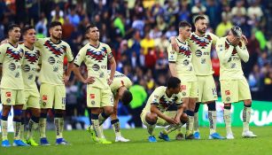 Jugadores de América observan la tanda de penaltis vs Rayados