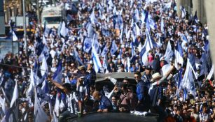 Celebración de Rayados con sus aficionados en las calles de Monterrey