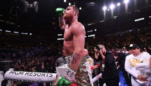 Canelo festeja tras su pelea frente a Jacobs