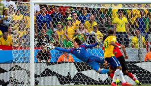 Guillermo Ochoa ataja cabezazo de Neymar