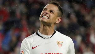 'Chicharito' se lamenta en juego con el Sevilla