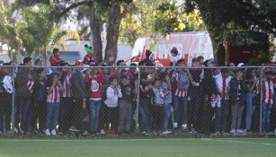 Aficionados de Chivas en entrenamiento a puerta abierta