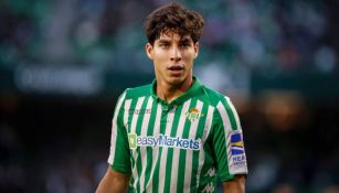 Diego Lainez en un juego con el Betis