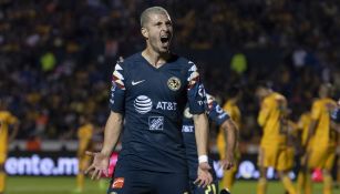 Guido Rodríguez festeja un gol con el América