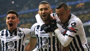 Rodríguez, Sánchez y Funes Mori celebrando una anotación con Rayados