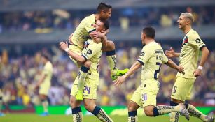 Jugadores de América festejan un gol 