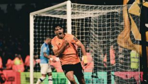 Raúl Jiménez celebrando una anotación con Wolverhampton