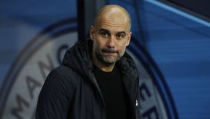 Pep Guardiola observa un juego del Man City