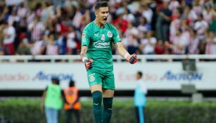 Raúl Gudiño en festejo durante partido con Chivas