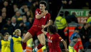 Jugadores de Liverpool en celebración de gol