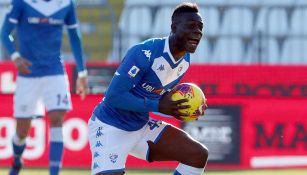 Mario Balotelli se queja en el partido entre Brescia y Lazio