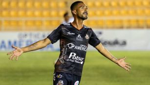 Taufic Guarch celebra gol con Alebrijes de Oaxaca