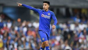 Fernández da indicaciones en un juego de Cruz Azul 