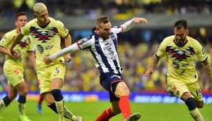 Vincent Janssen pelea el balón con Guido Rodríguez y Emanuel Aguilera, durante la pasada Final