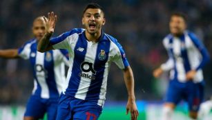 Jesús Corona celebra gol con el Porto