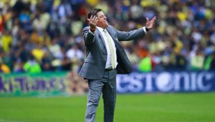 Miguel Herrera durante un partido con América