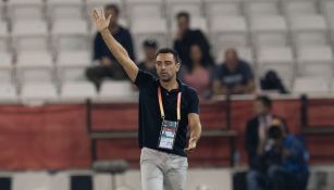 Xavi dirigiendo un partido con el Al Sadd