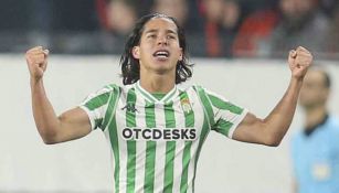 Diego Lainez celebra un gol con el Betis 