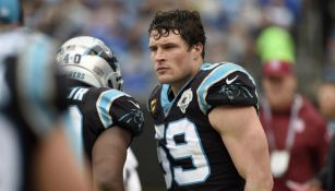 Luke Kuechly durante un partido de las Panteras de Carolina