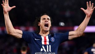 Cavani festeja una anotación con el PSG