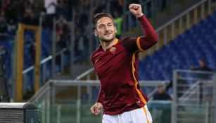 Francesco Totti celebra una anotación con la Roma 