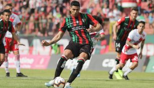 Lucas Passerini cobrando desde los 11 pasos con Palestino