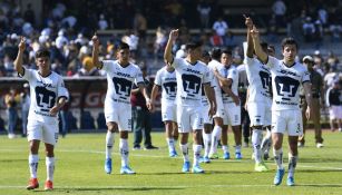 Jugadores de Pumas durante un partido ante Pachuca