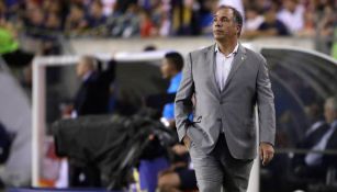 Bruce Arena dirigiendo partido 