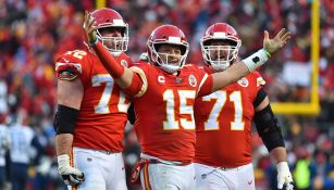 Jugadores de los Chiefs festejan en Arrowhead