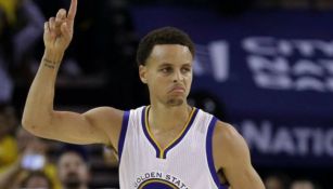 Steph Curry en un juego con los Warriors 