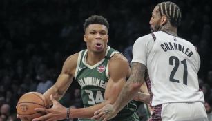 Giannis Antetokounmpo intenta encestarle a los Nets