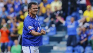 Carlos Hermosillo durante un partido de leyendas con Cruz Azul