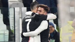 Cristiano y Dybala festejan gol 