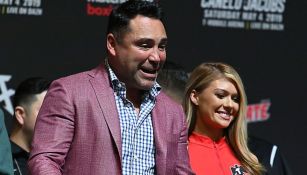 Óscar de la Hoya sostiene un cinturón 