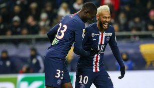 Kouassi festeja junto con Neymar