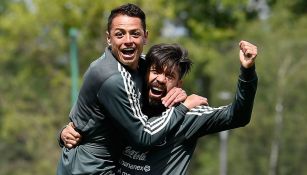 Chicharito y Oribe Peralta se abrazan