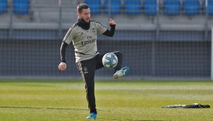 Hazard toca el balón en Valdebebas