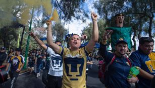 Seguidores auriazules alientan a su equipo en Insurgentes Sur