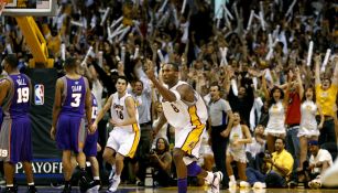 Kobe Bryant festeja una anotación vs Suns en Finales de Conferencia