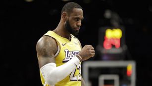 LeBron James jugando con los Lakers