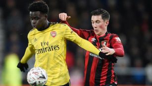 Bukayo Saka, protege la redonda en juego de la FA Cup