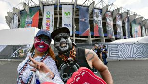 Aficionados de la NFL afuera del Estadio Azteca