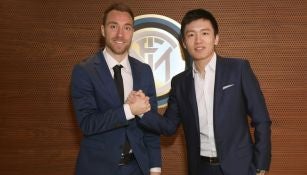 Christian Eriksen tras la firma de su contrato con el Inter 