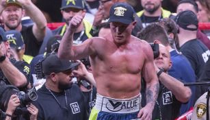 Canelo festeja la victoria ante Sergey Kovalev