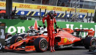 Leclerc bajando de su Ferrari 