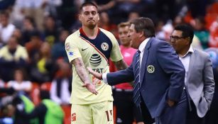 Nico Castillo y Miguel Herrera en un juego el América