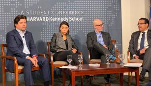 Manuel Arroyo junto con otros empresarios en  en la Harvard Kennedy School