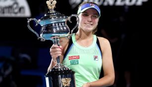 Sofia Kenin levanta el trofeo del Abierto de Australia 