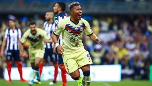 Roger Martínez festeja un gol con América