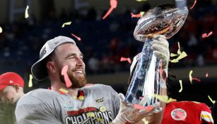 Travis Kelce levanta el trofeo del Super Bowl LIV